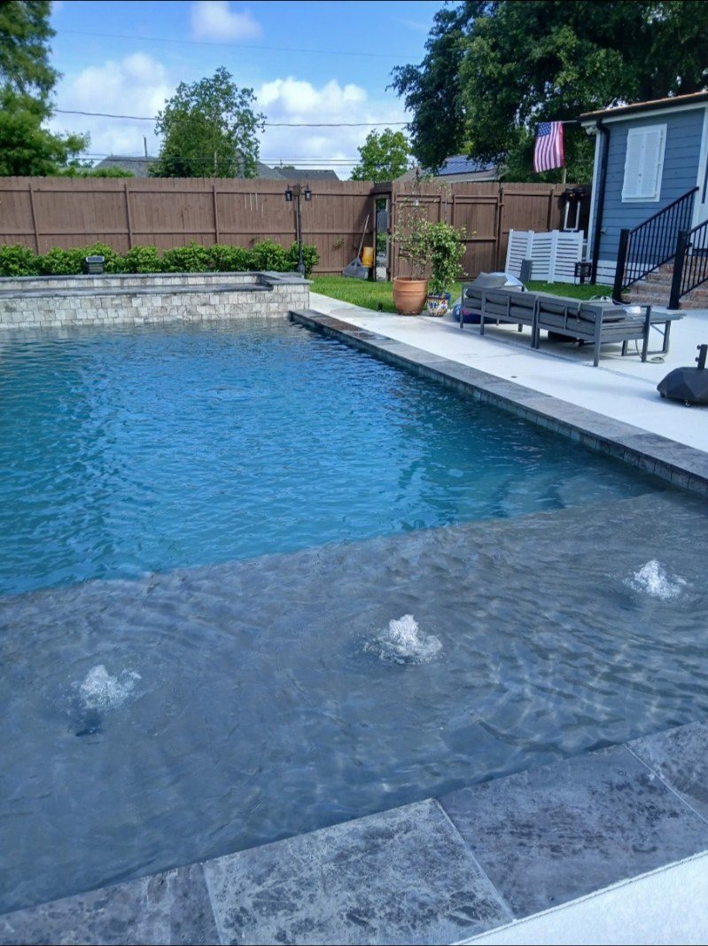 Chalmette pool tanning ledge and bubblers
