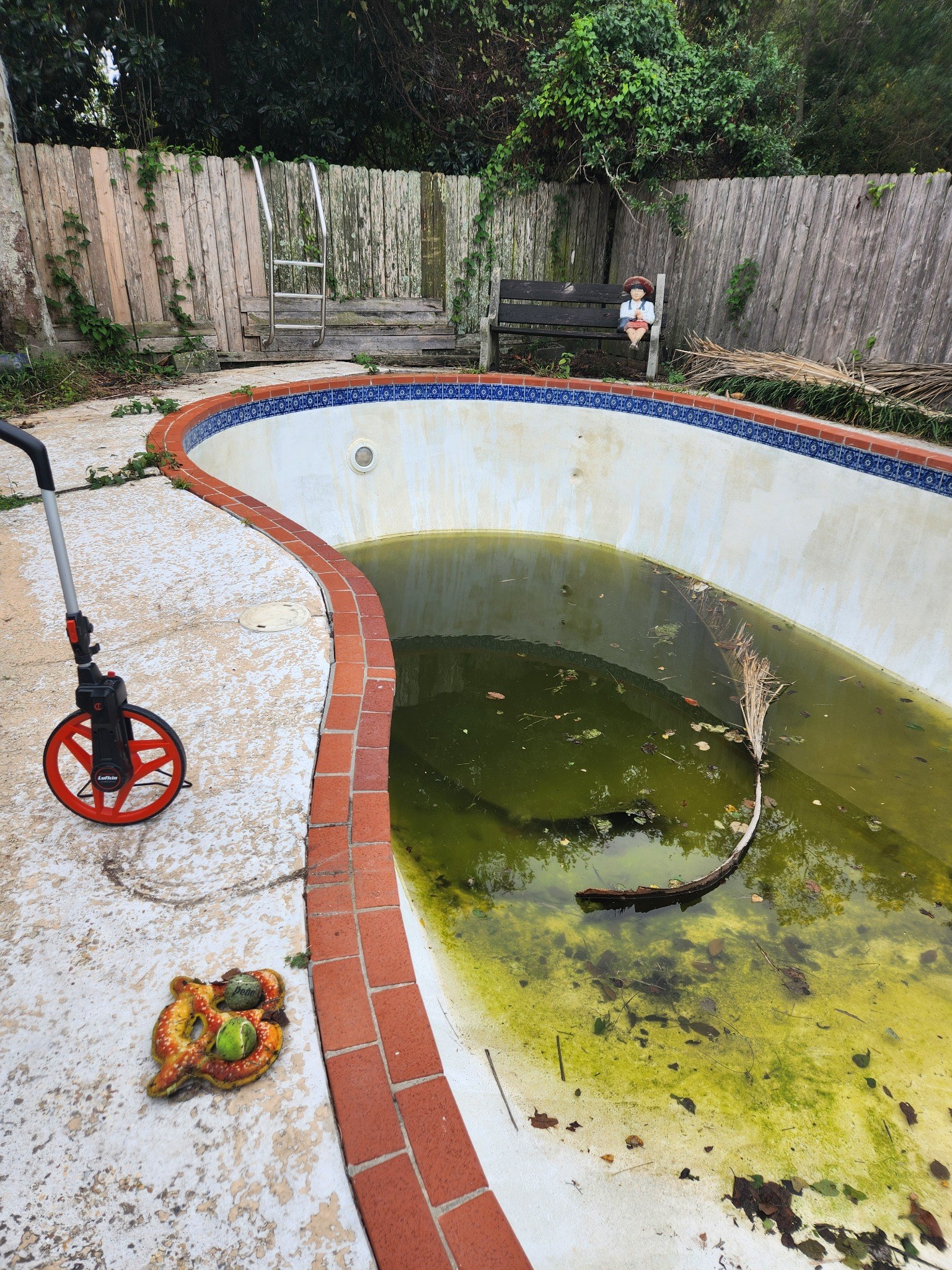 Westwego pool before renovation